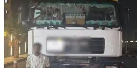 كاد يتسبب في كارثة.. سائق نقل يسير عكسيًا على الأوتوستراد (فيديو)