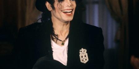 تشريح مايكل جاكسون يكشف المستور.. تفاصيل جديدة تكشف سنوات الألم الخفي