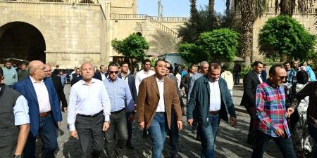 رئيس الوزراء يتفقد منطقة مسجد الحاكم بأمر الله.. صور
