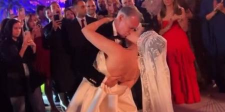 قبلة ولقطات رومانسية بين أروى جودة وزوجها الايطالي بحفل زفافهم