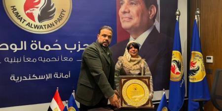 بالصور .. "حماة الوطن" يكرم المعلمة المعتدي عليها بالإسكندرية ويؤكد كرامة المعلم خط أحمر