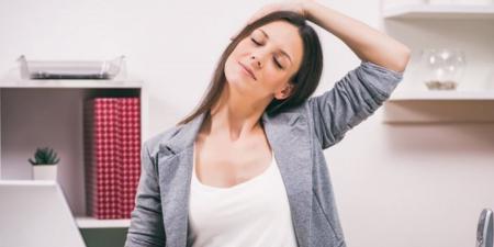 أسباب آلام الرقبة عند الجلوس لفترات طويلة وكيف يمكن تفاديها؟