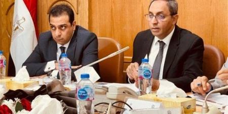 ختمت حفظ القرآن في الثمانين.. محافظ قنا يكرم الحاجة فاطمة عطيتو