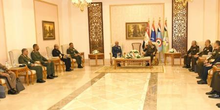 وزير الدفاع ورئيس الأركان يلتقيان عددا من قادة الوفود العسكرية على هامش إيديكس 2025.. صور