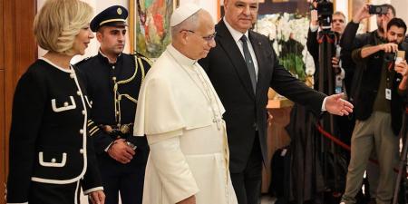 تضامن صامت يجدد النداء للعدالة والرجاء.. بابا الفاتيكان يصلّي في مرفأ بيروت