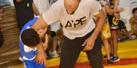 كرم جابر يقود تدريبات موهوبي المصارعة في دمياط