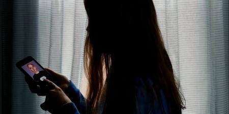 دراسة: امتلاك الهاتف الذكي قبل سن 12 يهدد الأطفال بأمراض خطيرة