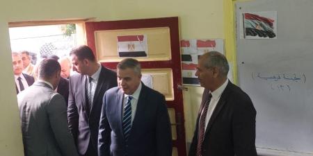 محافظ الإسكندرية يتفقد لجان دائرة الرمل لمتابعة سير العملية الانتخابية