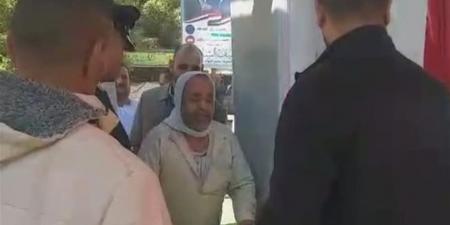 مسنّ يحرص على الإدلاء بصوته بالفيوم وينال إشادة القائمين على تنظيم الدخول للجنة