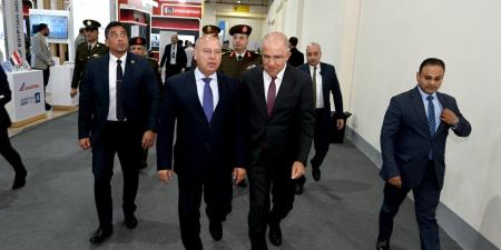 وزير الصناعة والنقل يتفقد جناح اتحاد الصناعات في ختام فعاليات معرض الصناعات الدفاعية إيديكس 2025
