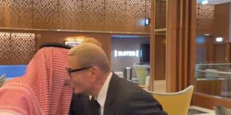 اللحاق بالاسطورة الحية.. لقاء طريف يجمع الهضبة بـ تركي آل الشيخ