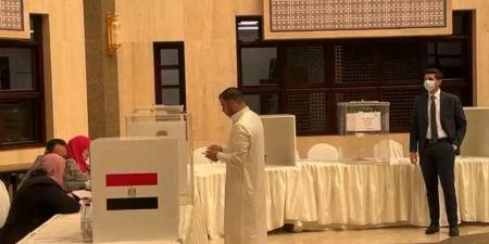 انتظام عملية التصويت في مقر السفارة المصرية بالرياض وسط إقبال من الناخبين