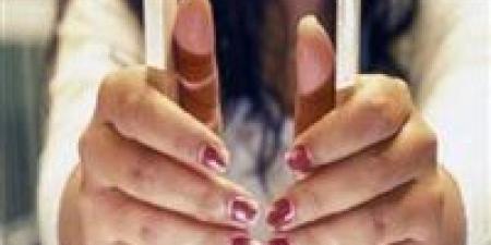 وقعوا في الفخ.. 16 فتاة يستدرجن الشباب عبر الإنترنت لابتزازهم