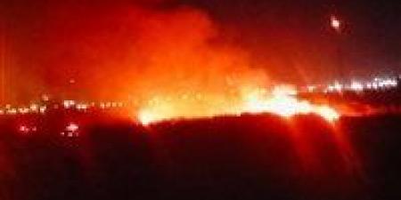 14 سيارة إطفاء لمحاولة السيطرة على حريق بـ مخلفات وهيش وغاب بجوار أرض البحرية بالعامرية