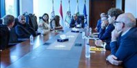 اتحاد الكرة يستقبل وفد الشركة الفرنسية لصيانة الملاعب وتقنية الفار