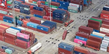 الصين تواصل إغراق العالم بمنتجاتها.. والفائض التجاري للبلاد يتجاوز تريليون دولار