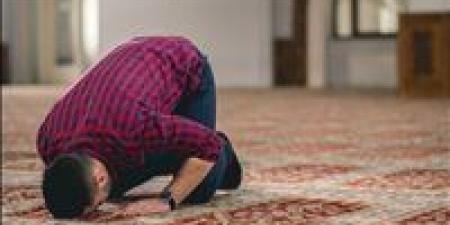 هل يجوز غلق العين في الصلاة من أجل الخشوع؟.. الإفتاء توضح