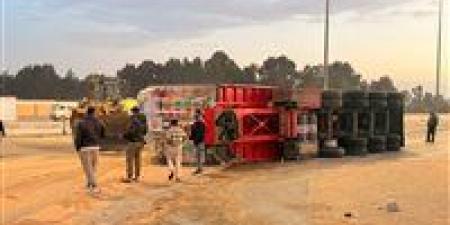 "الأسفلت اتبدر".. تريلا محملة بالقمح تنقلب على طريق الإسماعيلية–القاهرة وإصابة سائقين