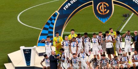 كأس إنتركونتيننتال.. أبو ريدة يسلّم فلامنجو البرازيلي كأس ديربي الأمريكتين