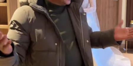 حضنها والدموع في عينه.. لحظة مؤثرة لـ محمد هنيدي مع ابنته في زفافها