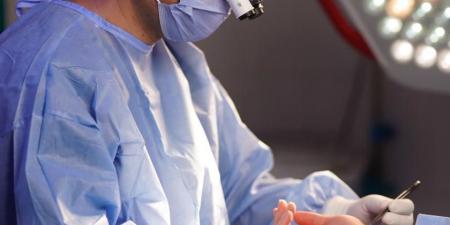 معجزة طبية في القاهرة.. طبيب يعيد يد شاب بعد بترها في حادث عمل