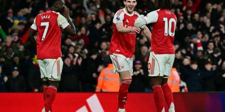 ساكا ومارتينيلي يقودان هجوم أرسنال في مواجهة وولفرهامبتون بالدوري الإنجليزي