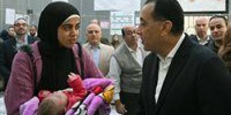 «طمّنوني على توافر الأدوية ».. رئيس الوزراء يجري حوارًا مع المواطنين حول الخدمات المقدمة ويطمئن على مستوى رضاهم