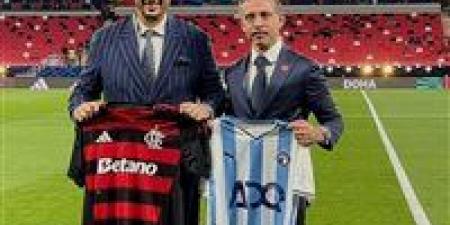 روح رياضية قبل القمة.. بيراميدز وفلامنجو يتبادلان الهدايا التذكارية في الدوحة