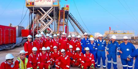 في مستهل زيارة رسمية.. وزير البترول يلتقي العاملين بموقع شركة الحديثة للحفر في الكويت