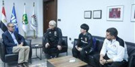 الأمين العام للاتحاد المصري لكرة القدم يستقبل رئيس بعثة منتخب اليابان ويتبادلان الدروع التذكارية