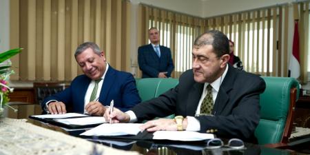 "قناة السويس" وبنك التنمية الصناعية يوقعان بروتوكول تعاون لإصدار بطاقات دفع إلكترونية لموظفيها