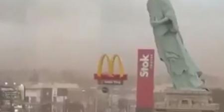 عواصف مرعبة تتسبب في سقوط تمثال الحرية.. ما القصة؟