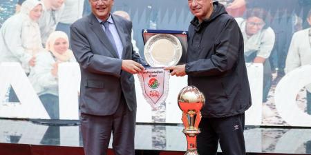 الخطيب يُكرّم رئيس نادي سبورتنج في احتفالية «سيدات سلة الأهلي»