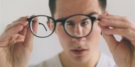 قد يهدد بالعمى.. تحذير لمرضى قصر النظر الشديد من رفع الأوزان الثقيلة