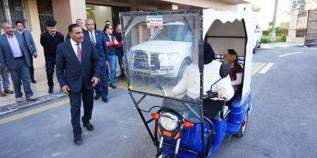 محافظ مطروح يهدي أسكوتر كهربائي لمواطنة تعانى ابنتها من سرطان بالعظم وبتر بالقدم اليمني