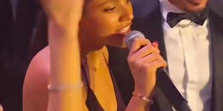 انتي اللي نجحتيني السنة دي.. عمرو دياب يشعل حفل زفاف مدير أعماله بأغنية خطفوني مع ابنته جنا