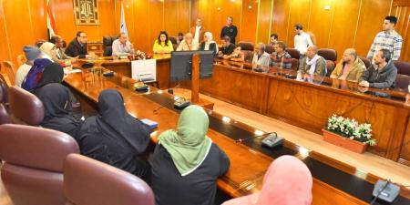 محافظ أسيوط يلتقي أهالي منطقة غرب البلد ويقدم حزمة دعم شامل وحلول عاجلة للمنازل المتضررة