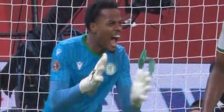 افتتاح كأس أمم أفريقيا: باندور حرس منتخب جزر القمر يتصدى لأول ركلة جزاء في البطولة أمام سفيان رحيمي مهاجم المغرب