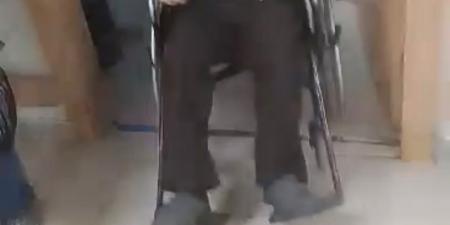 سبب ظهور ادوارد على كرسي متحرك وتطورات حالته الصحية