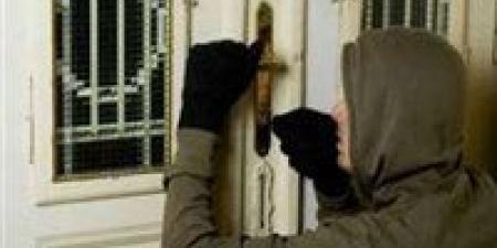 رجل ارتدى النقاب وكسر أسنان صاحب المنزل.. سجن شاب وسيدة حاولا سرقة ذهب من شقة بمصر القديمة