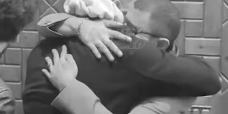 بيعيطوا في حضن بعض.. لقطة مؤثرة بين أحمد الفيشاوي وشقيقه في عزاء سمية الألفي