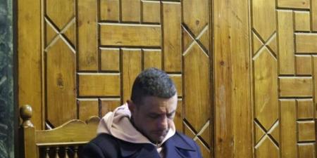 "كأنها ريد كاربت".. أحمد الفيشاوي ينفعل على المصورين في عزاء والدته «فيديو»