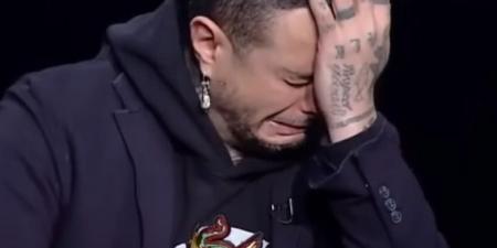 استحملت كتير.. صدمة أحمد الفيشاوي في عزاء والدته سمية الألفي