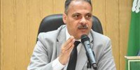 محافظ الشرقية يقرر مجازاة سكرتير مدينة فاقوس ومسئول غرفة حفظ الملفات ويحيل لجنة مراجعة التراخيص بالمركز للتحقيق