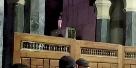 حضن ورسالة مواساة من السقا لـ أحمد الفيشاوي في عزاء سمية الألفي| صور