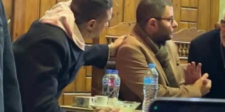 هتوحشيني.. انهيار أحمد الفيشاوي في عزاء والدته سمية الألفي