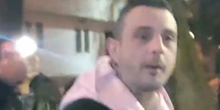 أحمد الفيشاوي يحضر عزاء والدته بعد غيابه عن مراسم جنازتها (بث مباشر)