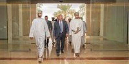 وزير الصناعة والنقل يزور ميناء صحار والمنطقة الحرة للتعرف على القدرات التصنيعية بالمنطقة