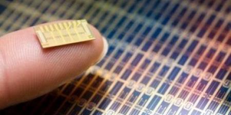 ساحر يزرع شريحة إلكترونية فى يده وينسى كلمة المرور.. اعرف التفاصيل