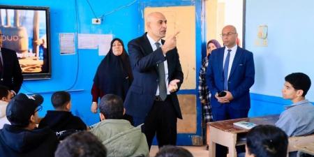خلال جولة مفاجئة.. وزير التعليم يشدد على الانضباط ويشيد بمستوى طلاب بني سويف
